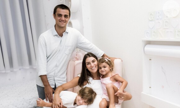 Felipe Simas e Mariana Uhlmann escolheram decoração moderna para quarto do filho
