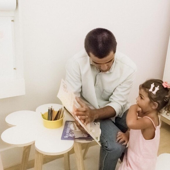 Caçula de Felipe Simas, Vicente vai dividir quarto com a irmã, Maria, de três anos