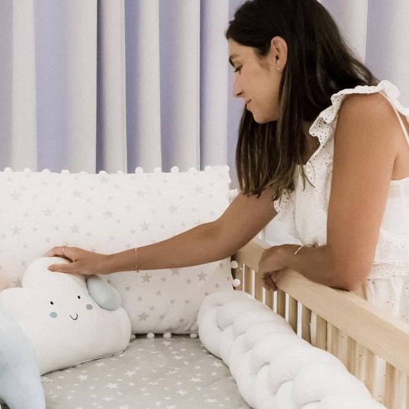 Felipe Simas e Mariana Uhlmann escolheram decoração com estampa de estrelas e mais detalhes com toque clean escolha da Grão de Gente para receber Vicente