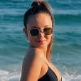Larissa Manoela chamou atenção dos seguidores ao postar foto de biquíni na praia nesta quinta-feira, 20 de fevereiro de 2020