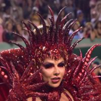 Viviane Araujo usa look all red para desfile da Mancha Verde: 'Luxúria do mal'