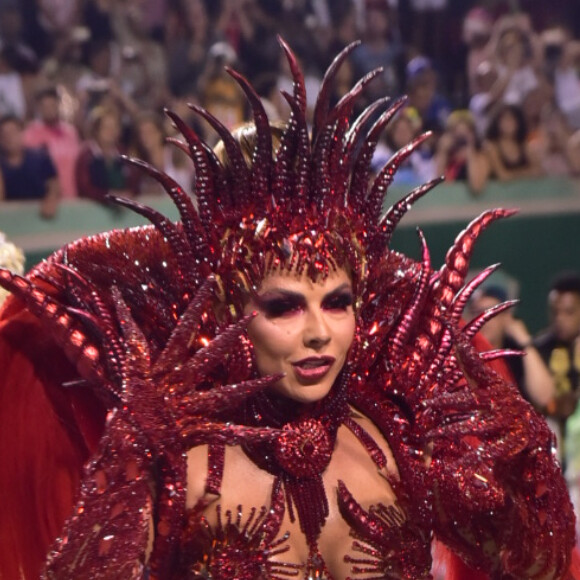Viviane Araujo usou fantasia all red e representou a 'luxúria do mal' em desfile de carnaval da Mancha Verde na madrugada deste sábado, 22 de fevereiro de 2020