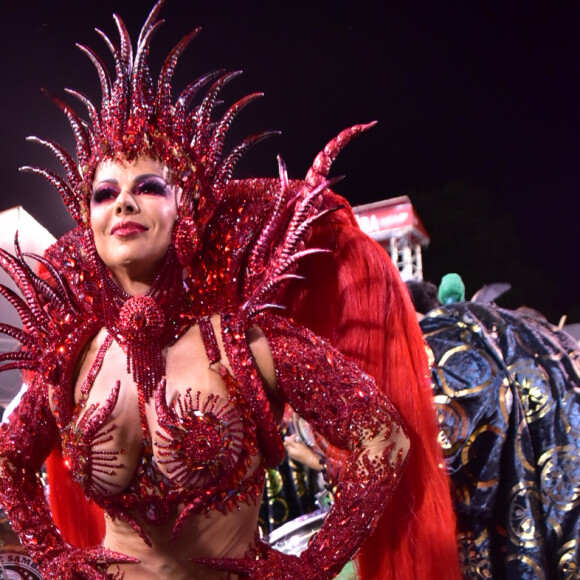 Viviane Araujo apostou em fantasia all red para ser a 'luxúria do mal' no desfile da Mancha Verde, que teve o enredo 'Pai! Perdoai, eles não sabem o que fazem!'