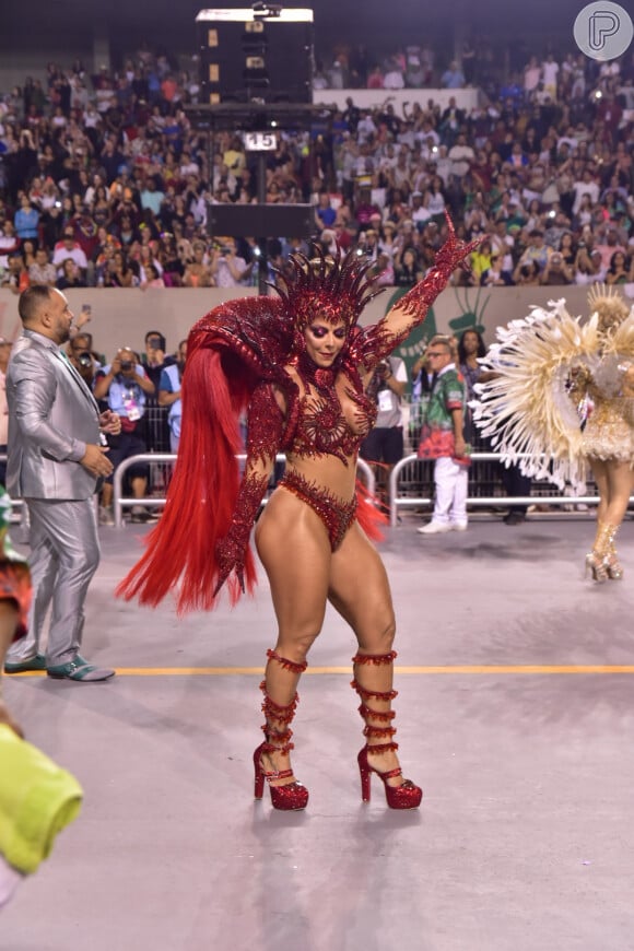 Viviane Araujo mostrou muito samba no pé no desfile de carnaval da Mancha Verde na madrugada deste sábado, 22 de fevereiro de 2020