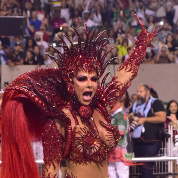 Viviane Araujo comandou pelo 16º ano seguido a bateria da Mancha Verde no carnaval