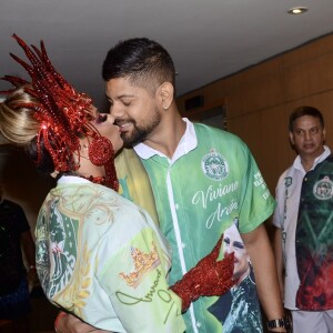 Viviane Araujo beijou o namorado, Guilherme Militão, com quem se relaciona, oficialmente, desde janeiro de 2020, ao sair de hotel de São Paulo rumo ao Sambódromo