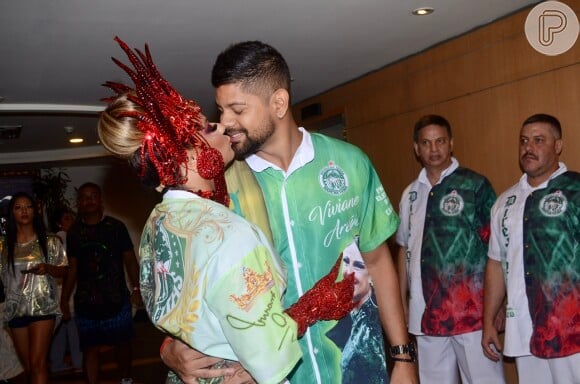Viviane Araujo beijou o namorado, Guilherme Militão, com quem se relaciona, oficialmente, desde janeiro de 2020, ao sair de hotel de São Paulo rumo ao Sambódromo