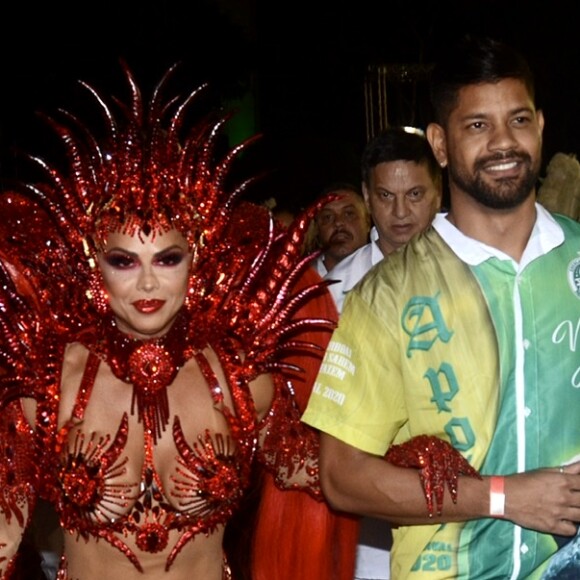 Viviane Araujo chegou ao sambódromo acompanhada do namorado, Guilherme Militão
