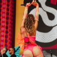 Anitta rebola com look neom em show na Carvalheira na Ladeira