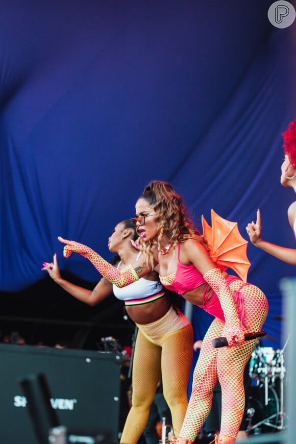 Anitta aposta em look com meia e luva-arrastão para show em Recife