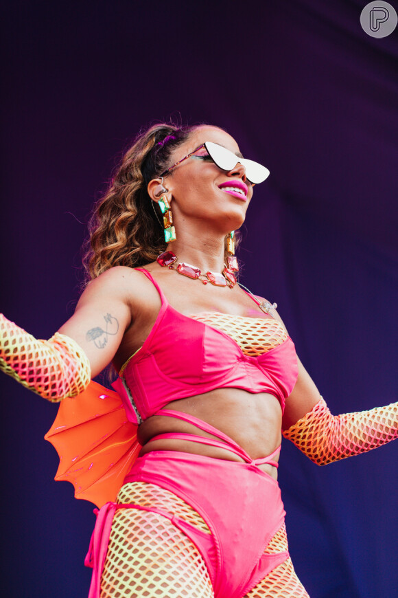 Anitta faz show no Carnaval da Carvalheira na Ladeira