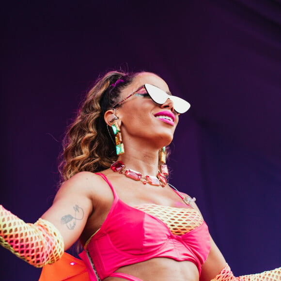 Anitta faz show no Carnaval da Carvalheira na Ladeira