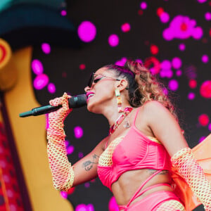 Anitta canta no Carnaval da Carvalheira na Ladeira