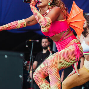 Anitta usa nadadeira neon em look