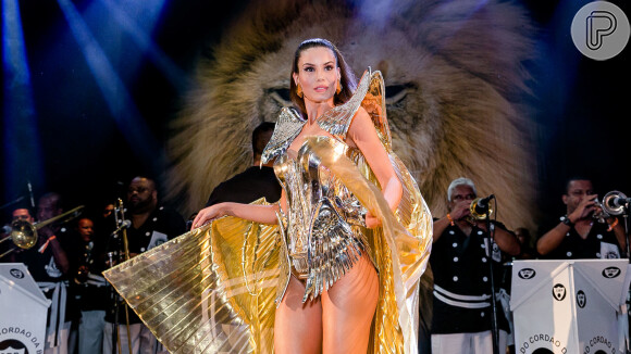 Camila Queiroz brilhou com fantasia futurista ao estrear como rainha do Baile do Copa neste domingo de carnaval, 23 de fevereiro de 2020