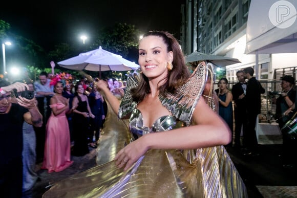 Camila Queiroz apostou em fantasia com tons dourados e prateados para o Baile do Copa, neste domingo de carnaval, 23 de fevereiro de 2020