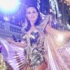 Camila Queiroz atraiu olhares com fantasia futurista ao estrear como rainha do Baile do Copa neste domingo de carnaval, 23 de fevereiro de 2020