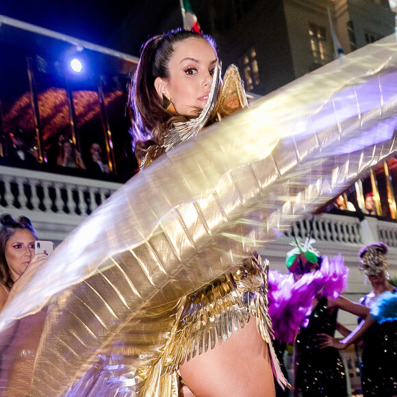 Camila Queiroz mostrou a boa forma em fantasia futurista ao estrear como rainha do Baile do Copa