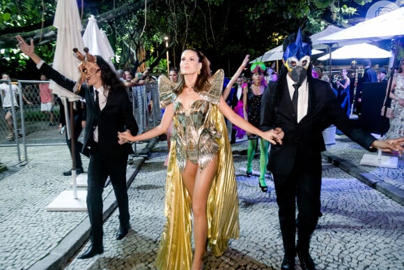 Camila Queiroz brilhou no Baile do Copa neste carnaval