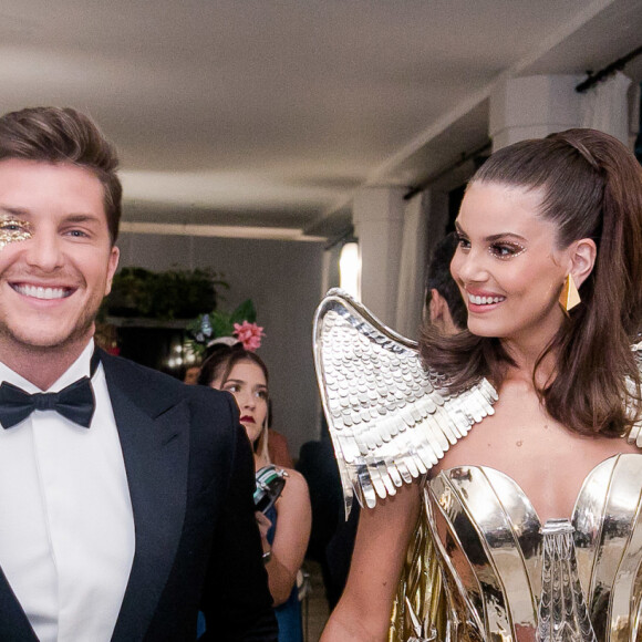 Camila Queiroz chegou acompanhada do marido, Klebber Toledo, ao tradicional Baile do Copa