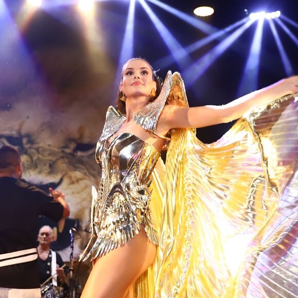 Camila Queiroz usou fantasia com costeiro esvoaçante em baile de carnaval