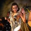 Camila Queiroz mostrou samba no pé antes de ser coroada rainha do Baile do Copa neste carnaval