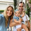 Filha de Ticiane Pinheiro, Manuella roubou a cena em foto com pais