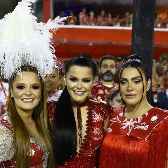 A dupla Maiara e Maraisa posa com a cantora Cleo em frisa na Sapucaí