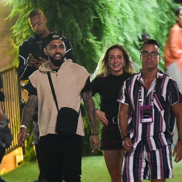 Bruna Griphao e Gabigol foram vistos deixando camatote do Rio de Janeiro juntos.