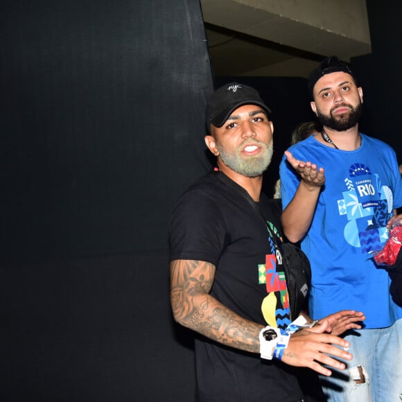 Gabigol esteve em um camatote do carnaval do Rio com amigos.