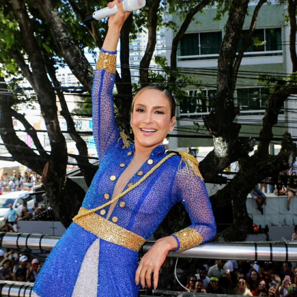 Claudia Leitte comanda trio elétrico em Salvador com roupa inspirada na revolucionária Maria Quitéria, em 24 de fevereiro de 2020.