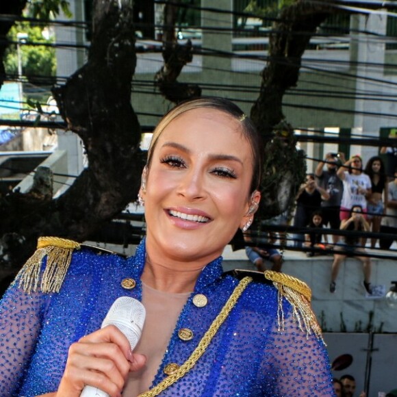 Claudia Leitte agita fãs no carnaval de Salvador