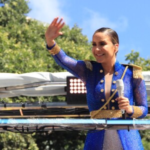 Claudia Leitte acena para o público durante o carnaval.