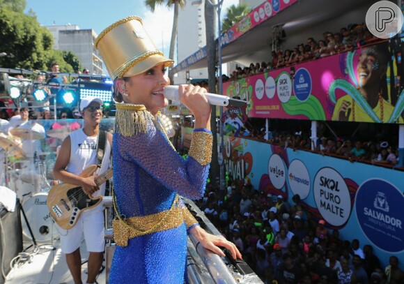 Claudia Leitte usa muito brilho para cantar no carnaval de Salvador