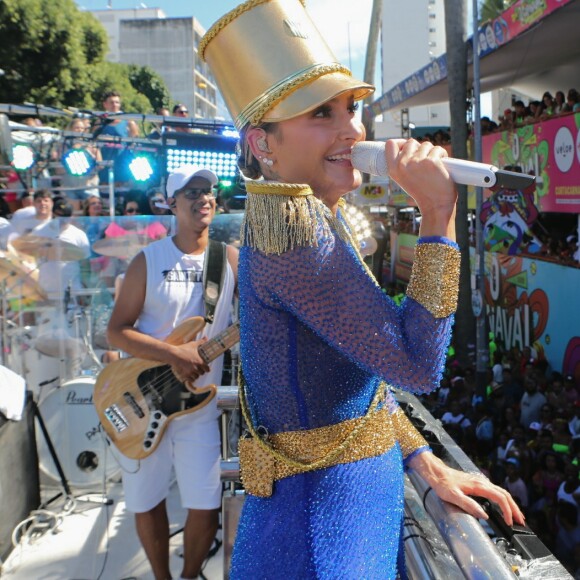Claudia Leitte usa muito brilho para cantar no carnaval de Salvador