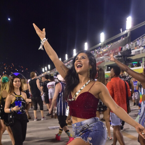 Mileide Mihaile samba e se diverte no Sambódromo do Rio de Janeiro.