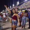 Mileide Mihaile usa cropped e saia jeans para curtir o carnaval do Rio de Janeiro.