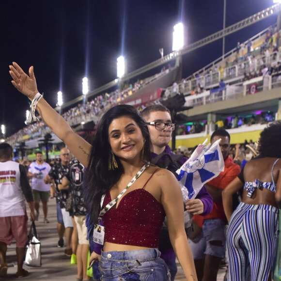 Mileide Mihaile usa cropped e saia jeans para curtir o carnaval do Rio de Janeiro.