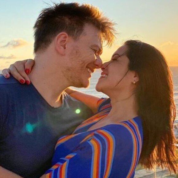 Thais Fersoza rebola em vídeo ao mostrar bastidor de bloco do marido, Michel Teló