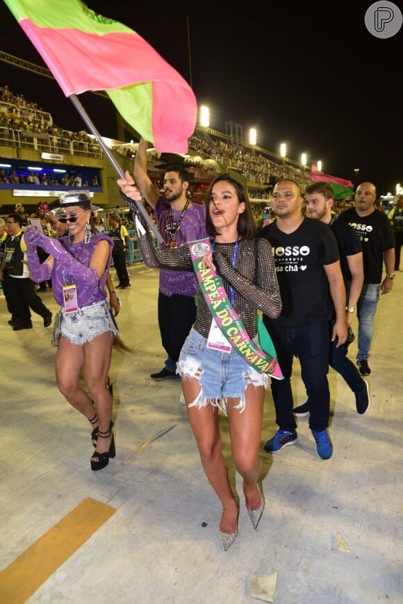Bruna Marquezine 'invadiu' a Marquês de Sapucaí e desfilou com a bandeira da Mangueira em 2019