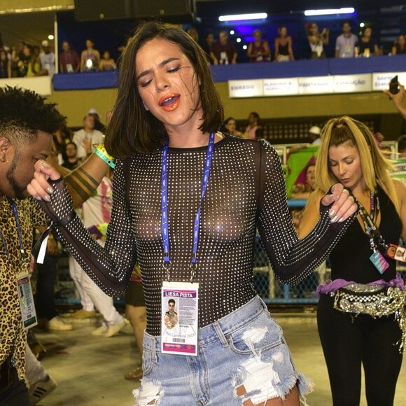 Bruna Marquezine chamou atenção por look ousado no Carnaval 2019