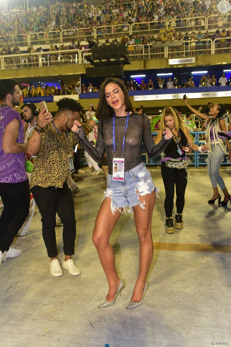 Bruna Marquezine chamou atenção por look ousado no Carnaval Purepeople