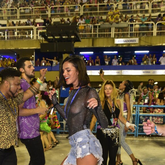 Bruna Marquezine mostrou samba no pé ao desfilar com a Mangueira no Carnaval 2019