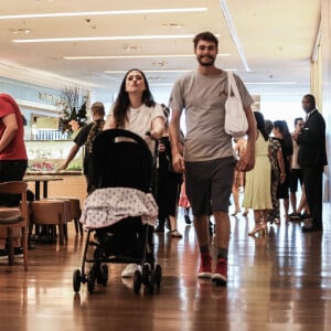 Tatá Werneck e Rafael Vitti foram fotografados passeando com a filha em shopping do RJ