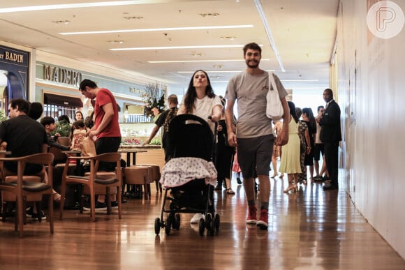 Tatá Werneck e Rafael Vitti foram fotografados passeando com a filha em shopping do RJ