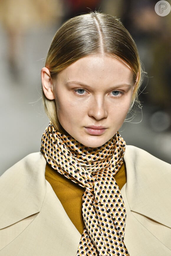Um truque que as fashionistas amam: esconder o cabelo solto dentro do casaco ou do lenço