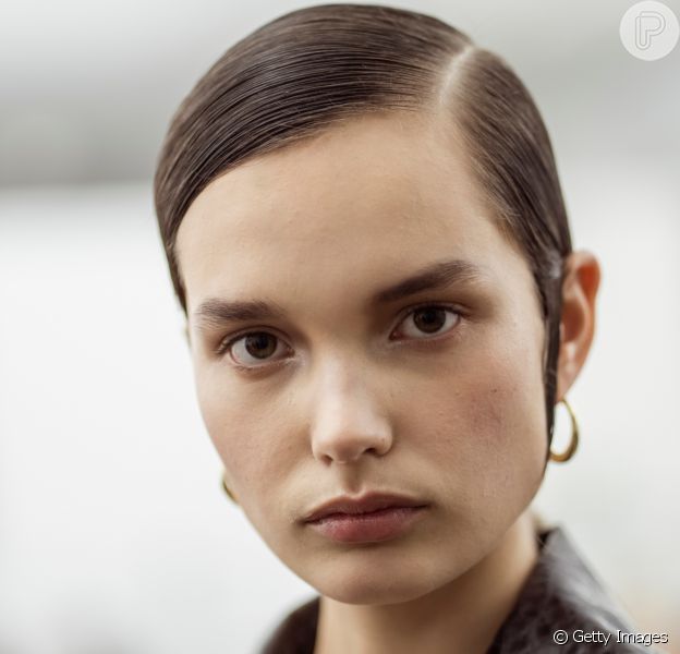 O cabelo todo esticado, com efeito molhado, foi o penteado que bombou nos desfiles das Semanas de Moda