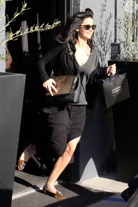 Jennifer Lawrence sai do salão em Beverly Hills após escurecer os cabelos