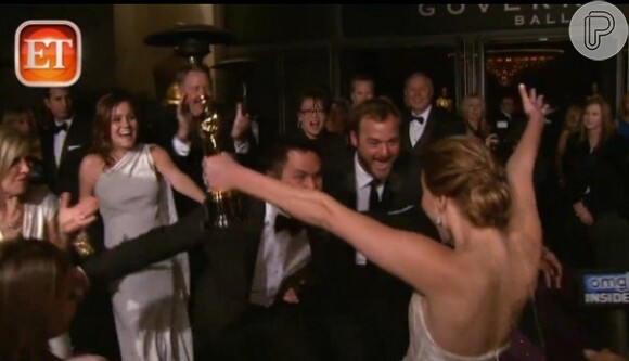 Jennifer Lawrence encontra a sua família e comemora o Oscar recebido