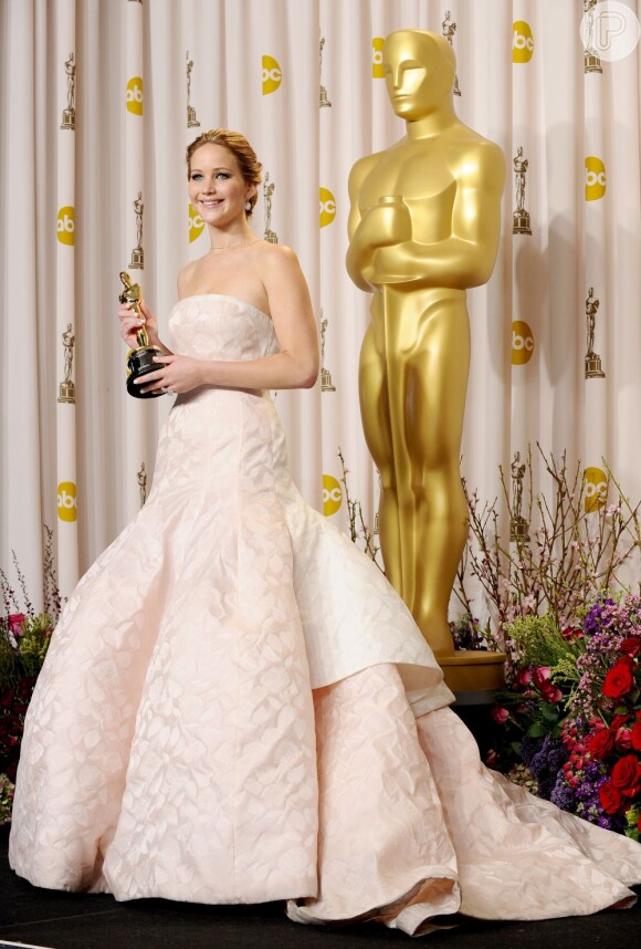 Jennifer Lawrence ganhou o Oscar 2013 de Melhor Atriz. Durante a cerimônia, a estrela tropeçou na escada de subida ao palco